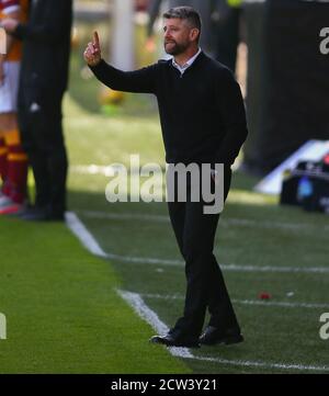 Motherwell, North Lanarkshire, Schottland, Großbritannien. September 2020. 27. September 2020; Fir Park, Motherwell, North Lanarkshire, Schottland; Scottish Premiership Football, Motherwell versus Rangers; Motherwell Manager Steven Robinson gibt Anweisungen an seine Seite Kredit: Action Plus Sports Images/Alamy Live News Stockfoto