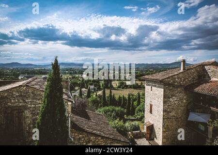 Alte Steinhäuser im italienischen Stil mit schönen grünen Natur Landschaft und blauer Himmel in den Ardennen Stockfoto