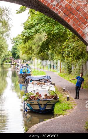 Narrowboats auf dem Oxford Kanal, wie es durch die passiert Oxfordshire Stadt Oxford England Stockfoto