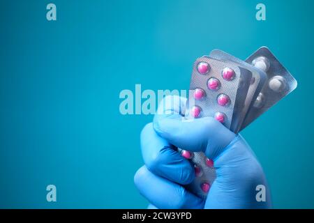 Nahaufnahme der Hand halten Blisterpackungen . Stockfoto