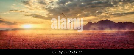 Blick auf Wüste mit Bergen auf Surise, Ägypten Stockfoto