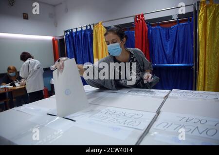 Bukarest. September 2020. Eine junge Frau mit Gesichtsmaske gibt bei den Kommunalwahlen in Bukarest, Rumänien, am 27. September 2020 ihre Stimme ab. Quelle: Gabriel Petrescu/Xinhua/Alamy Live News Stockfoto