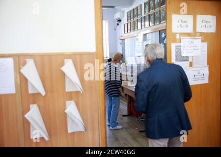 Bukarest. September 2020. Bürger mit Gesichtsmasken warten während der Kommunalwahlen in Bukarest, Rumänien, am 27. September 2020 auf ihre Stimme in einem Wahllokal. Quelle: Gabriel Petrescu/Xinhua/Alamy Live News Stockfoto