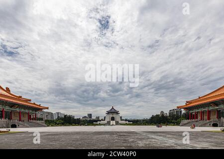Liberty Square und Chiang Kai-shek Memorial Hall mit der National Concert Hall auf der linken Seite und das National Theatre auf der rechten Seite. Ausdrucksstarker Himmel. Stockfoto