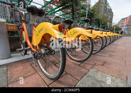 Biscycles an einer Fahrradverleihstation auf Taipehs beliebtem Fahrradverleihsystem, U-.Bike oder Youbike, Taipeh, Taiwan Stockfoto