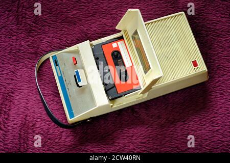 Vintage Kassettenrecorder und Kassettenband aus den siebziger Jahren, Vintage Audio-Ausrüstung in vollem Betrieb Stockfoto