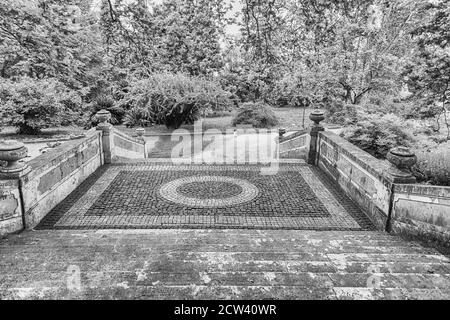 ROM - 28. APRIL: Schöne Treppen im Botanischen Garten von Rom, Italien, 28. April 2019 Stockfoto