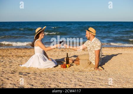 Glückliches junges Paar am Strand Stockfoto