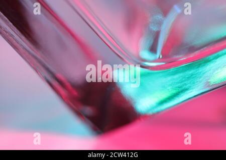 Das Makrobild von Glas in lebendigem Farblicht. Stockfoto