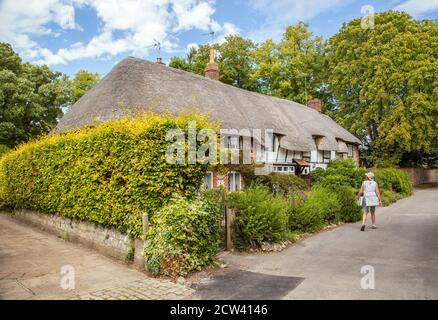 Idyllische, mit Strohdach versehene, englische Landhäuser im Dorf Buckinghamshire Von Mönchen Risborough in den Chilterns England Stockfoto