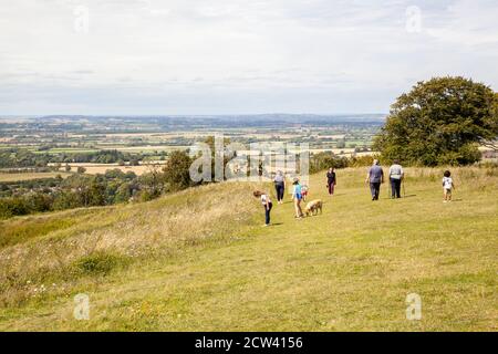 Menschen zu Fuß auf dem Ridgeway National Fernwanderweg Wanderweg In Whiteleaf Hill oberhalb von Princes Risborough in Chilterns Buckinghamshire Stockfoto