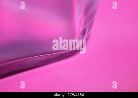 Das Makrobild von Glas in lebendigem Farblicht. Stockfoto