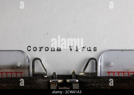 Geschrieben auf alter Schreibmaschine mit Text Corona Virus. Covid-19, Coronavirus-Konzept Stockfoto