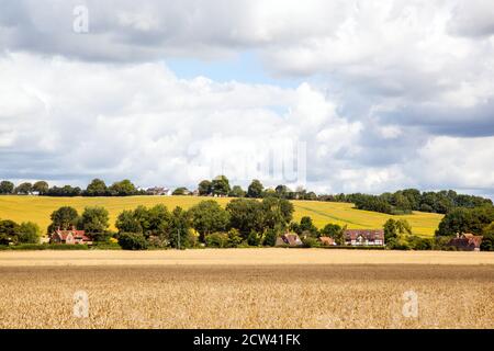 Das Dorf Lower oder Nether Winchendon in der Buckinghamshire Landschaft gesehen über Ackerland Felder Stockfoto