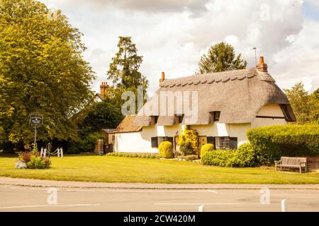 Strohgedeckte Hütten auf dem Dorfgrün im Dorf Buckinghamshire Von Cuddington Stockfoto