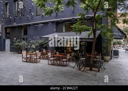 Barcelona, Spanien. September 2020. Die Terrasse des Hotels Ohla Barcelona ist wegen der Covid-19 Pandemie leer.Barcelona bietet ein desolate kommerzielle Panorama mit Hunderten von Räumlichkeiten zur Miete und Barterrassen leer wegen der COVID-19 Pandemie. Kredit: SOPA Images Limited/Alamy Live Nachrichten Stockfoto