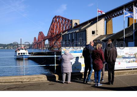 South Queensferry, Schottland, Großbritannien. September 2020. Bei schönem Wetter kommen die Besucher nach South Queensferry, wo sie die Boarding-Informationen für die Bootsfahrten der Maid of the Forth um die Forth-Brücken und die Mündung sehen. Kredit: Craig Brown/Alamy Live Nachrichten Stockfoto