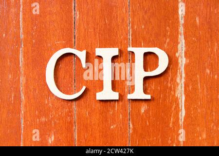 Buchstabe im Wort CIP (Abkürzung für „Beförderung und Versicherung bezahlt an“) Auf alten roten Farbe Holzplatte Hintergrund Stockfoto