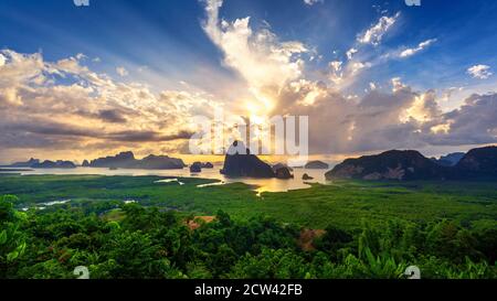 Samet Nangshe Aussichtspunkt bei Sonnenaufgang in Phang nga, Thailand. Stockfoto