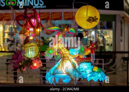 Kuala Lumpur, Malaysia. September 2020. Verschiedene Laternen werden während eines Laternenmacherwettbewerbs gesehen, um das bevorstehende Mid-Autumn Festival in einem Einkaufszentrum in Kuala Lumpur, Malaysia, 27. September 2020 zu feiern. Quelle: Chong Voon Chung/Xinhua/Alamy Live News Stockfoto