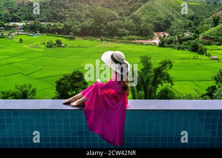 Frau genießen Reis Terrasse Aussichtspunkt und grünen Wald in Nan, Thailand. Stockfoto