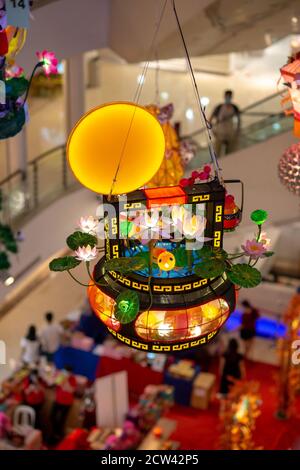 Kuala Lumpur, Malaysia. September 2020. Verschiedene Laternen werden während eines Laternenmacherwettbewerbs gesehen, um das bevorstehende Mid-Autumn Festival in einem Einkaufszentrum in Kuala Lumpur, Malaysia, 27. September 2020 zu feiern. Quelle: Chong Voon Chung/Xinhua/Alamy Live News Stockfoto