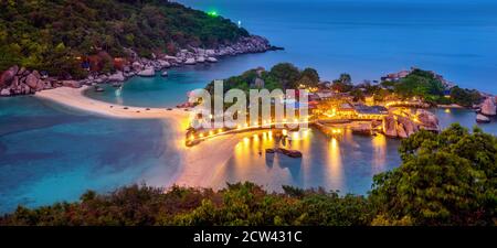 Panoramablick auf die Insel Nang Yuan in der Dämmerung in Thailand. Stockfoto