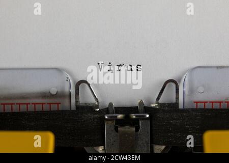 Geschrieben auf alter Schreibmaschine mit Text Virus. Covid-19, Coronavirus-Konzept Stockfoto