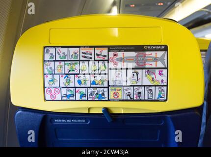 Sicherheitsanweisungen für Ryanair-Fluggesellschaften in einer Boeing 737-800 Stockfoto