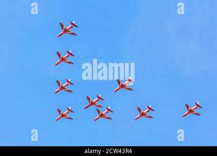 Rote Pfeile zeigen Team fliegen über Suffolk Stockfoto