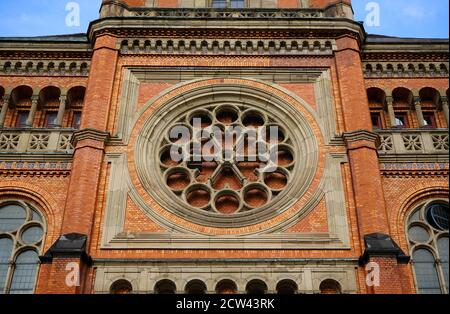 Architektonisches Detail der Johanneskirche, der Stadtkirche am Martin-Luther-Platz in der Düsseldorfer Innenstadt. Es wurde 1881 erbaut. Stockfoto