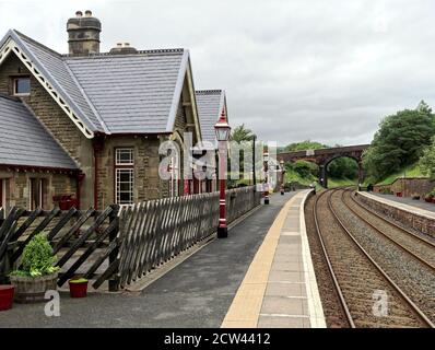 Dent Station, der höchste Bahnhof in England liegt auf der Settle-Carlisle-Linie. Bahnsteiggebäude an einem typischen grauen, nassen Tag. Stockfoto