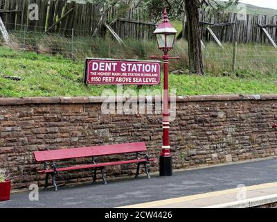 Dent Station, der höchste Bahnhof in England liegt auf der Settle-Carlisle-Linie. Midland Railway Stil Bahnhofschild zeigt Höhe von 1150 ft. Stockfoto