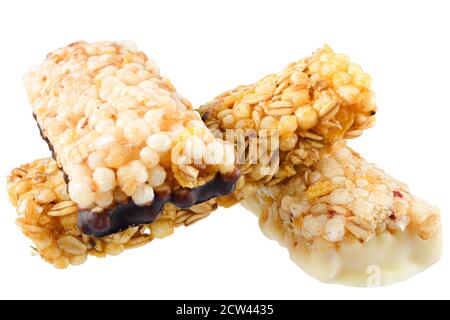 Schokoriegel mit getrockneten Früchten isoliert auf weißem Hintergrund. Stockfoto