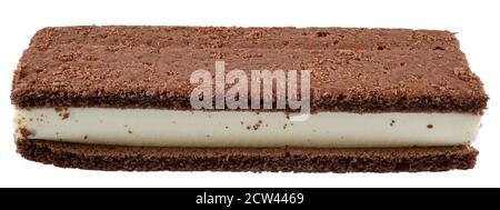 Eis Vanille Sandwich in Schokolade Chip Cookies auf weißem Hintergrund isoliert. Stockfoto