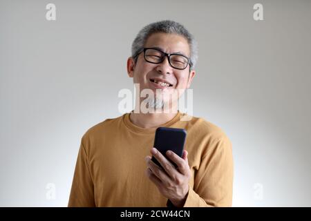 Die asiatische Mann stand auf dem weißen Hintergrund. Stockfoto