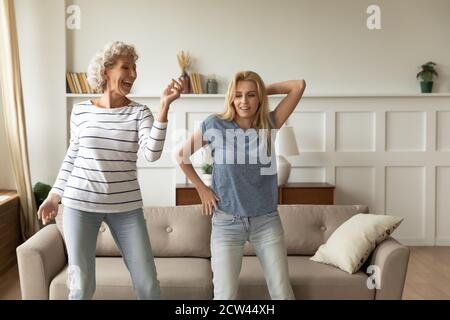 Jüngere und ältere Frauen verschiedener Generationen tanzen mit Spaß Stockfoto