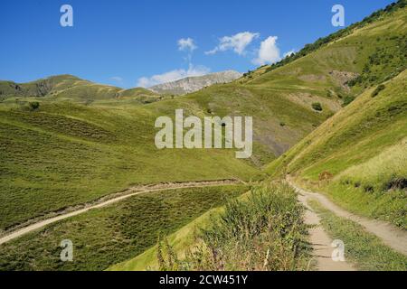 Malerische Landschaft der Berge im Sommer. Majestätische Landschaft des Hochlandes Tal mit grünen Wiesen unter blauem Himmel an sonnigen Tag Stockfoto