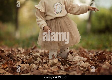 Cute stilvolle kleine Mädchen zu Fuß im Herbst Park. Herbstmode für Kinder. Frohe Kindheit. Lifestyle-Porträt. Kaukasisches Kind 6 Jahre alt im Freien Stockfoto