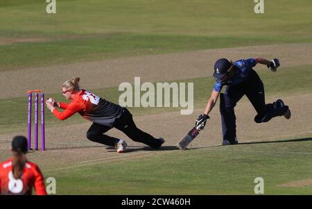 Southern Vipers Charlotte Dean rennt Northern Diamonds Ami Campbell mit ihren Teamkollegen während des Rachael Heyhoe Flint Trophy Finales in Edgbaston, Birmingham. Stockfoto