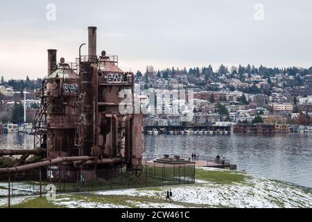 Seattle, Washington, United States - Gas Works Park bedeckt mit Schnee. Ein öffentlicher Park auf der ehemaligen Seattle Gas Light Company Vergasungsanlage. Stockfoto