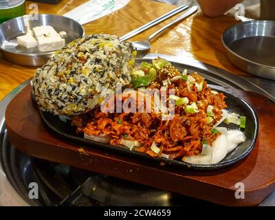 Jumeok-bap oder Reiskugel, ein Klumpen gekochten Reis zu einem runden Laib in der Form einer Faust gemacht. Gebratener Hähnchenknorpel mit würziger Chilischote-Sauce. Stockfoto