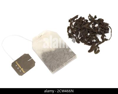 Schwarzer Teebeutel und schwarzer Teehaufen auf weißem Hintergrund Stockfoto