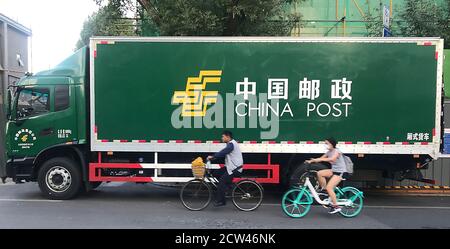 Peking, China. September 2020. Am Sonntag, den 27. September 2020, wird vor einem Postamt in Peking ein LKW der China Post geparkt. Wie im Rest der Welt hat der Online-Einkauf aufgrund des Coronavirus die Lieferdienste im ganzen Land belastet. Foto von Stephen Shaver/UPI Kredit: UPI/Alamy Live Nachrichten Stockfoto