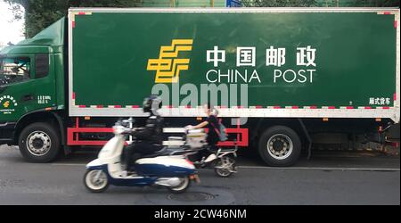 Peking, China. September 2020. Am Sonntag, den 27. September 2020, wird vor einem Postamt in Peking ein LKW der China Post geparkt. Wie im Rest der Welt hat der Online-Einkauf aufgrund des Coronavirus die Lieferdienste im ganzen Land belastet. Foto von Stephen Shaver/UPI Kredit: UPI/Alamy Live Nachrichten Stockfoto