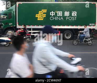 Peking, China. September 2020. Am Sonntag, den 27. September 2020, wird vor einem Postamt in Peking ein LKW der China Post geparkt. Wie im Rest der Welt hat der Online-Einkauf aufgrund des Coronavirus die Lieferdienste im ganzen Land belastet. Foto von Stephen Shaver/UPI Kredit: UPI/Alamy Live Nachrichten Stockfoto