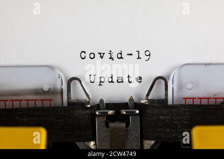 Geschrieben auf alter Schreibmaschine mit Text Covid-19 Update. Covid-19, Coronavirus-Konzept Stockfoto