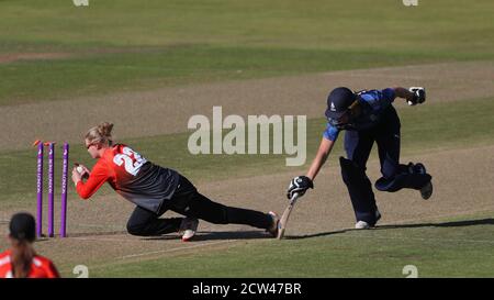 Southern Vipers Charlotte Dean rennt Northern Diamonds Ami Campbell mit ihren Teamkollegen während des Rachael Heyhoe Flint Trophy Finales in Edgbaston, Birmingham. Stockfoto