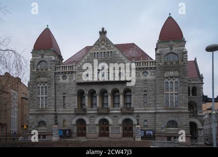 Finnisches Nationaltheater am Winterabend, Helsinki, Finnland. Stockfoto