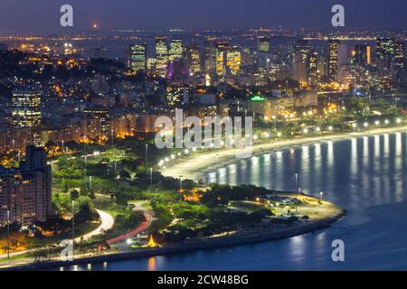 Blick von oben auf die enseada de Botafogo und Flamengo Strand, Rio de Janeiro, Brasilien. Nacht Bild kom violetten Tönen. 2017 Stockfoto